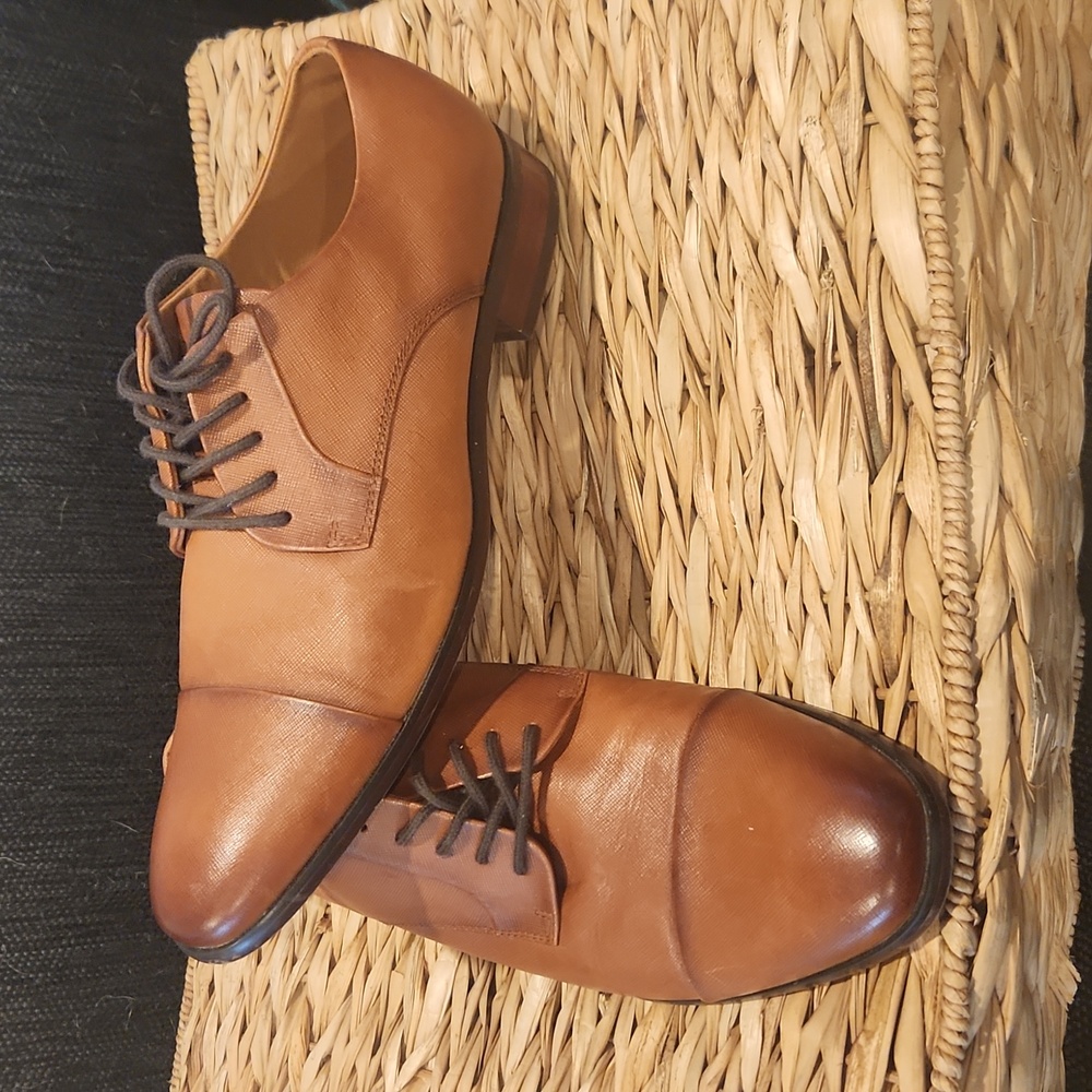 Size 11 Men's Brown Aldo Oxford Lace Up dress shoe.